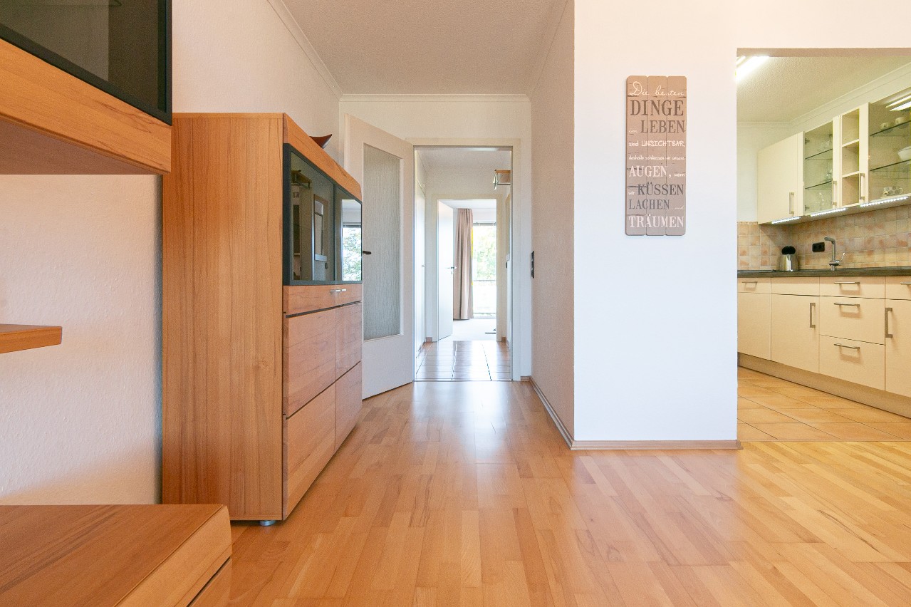 Wohnzimmer mit Blick in den Flur