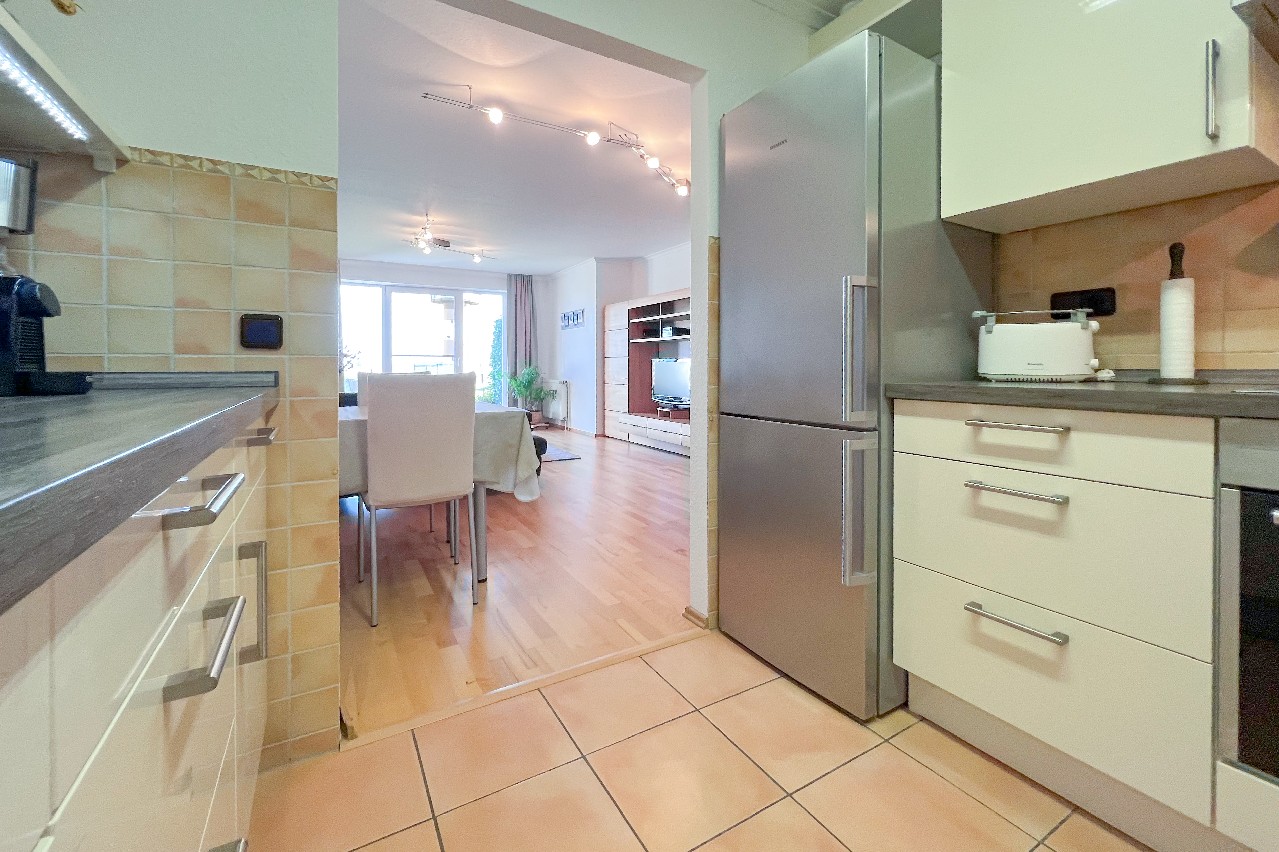 Küche mit Blick ins Wohnzimmer