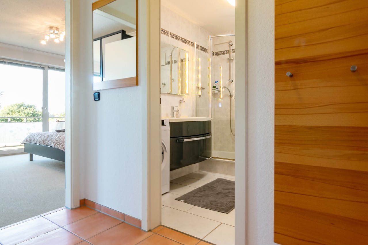 Flur mit Blick ins Duschbad und Schlafzimmer