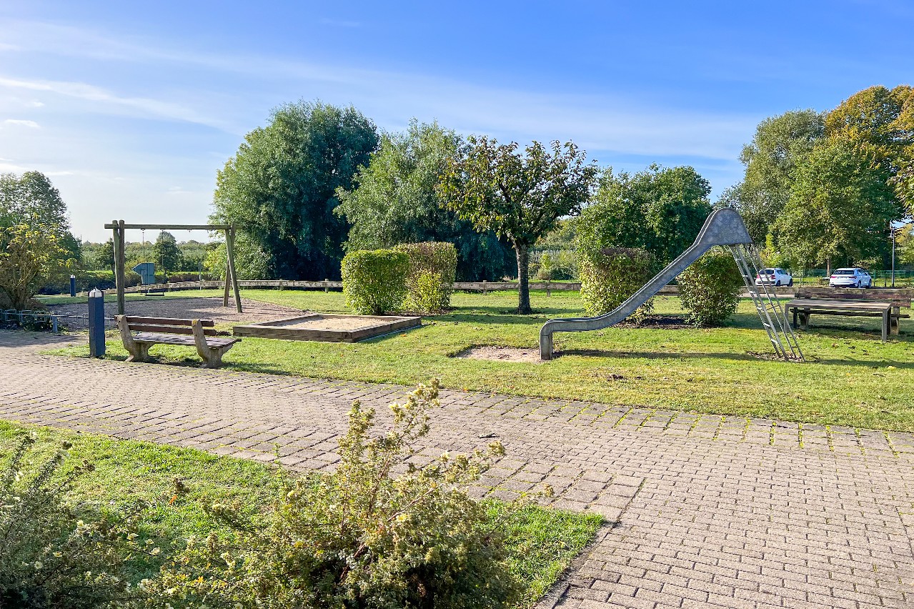 Außenansicht mit Spielplatz